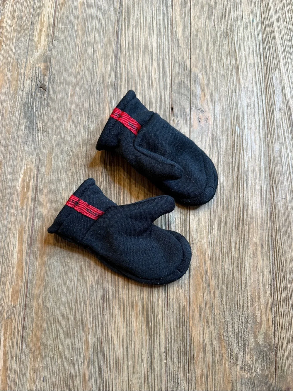 Hestra Kids Black Mittens with Quilted Detail